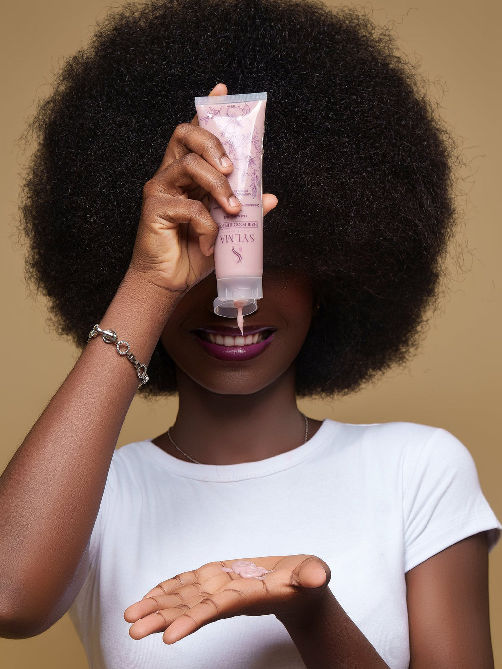 Lait capillaire Hair Food Hibiscus Sylma versé dans la main