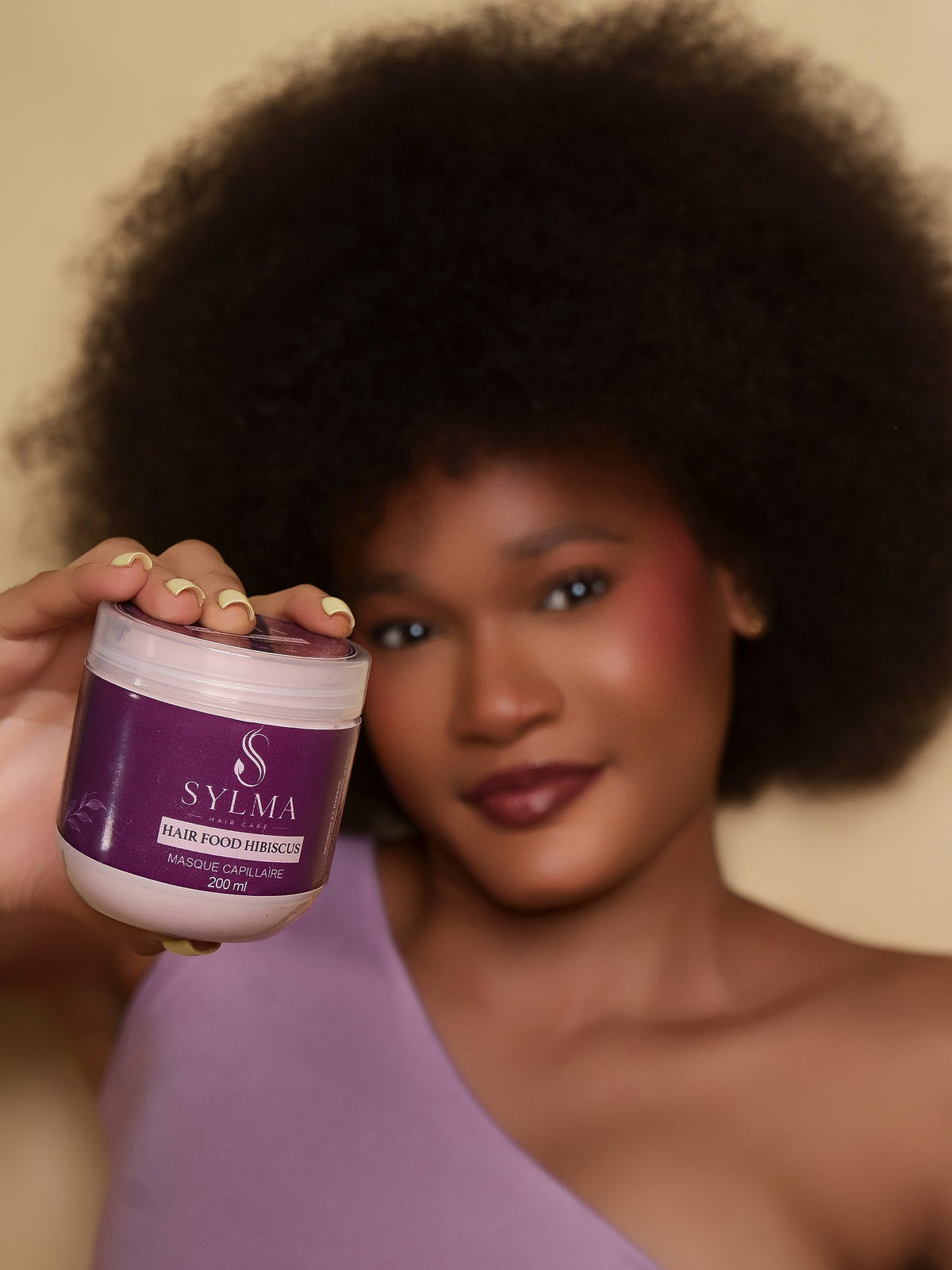 Modèle présentant le masque capillaire Hair Food Hibiscus Sylma