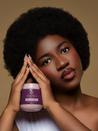 Portrait beauté avec le masque capillaire Sylma tenu entre les mains